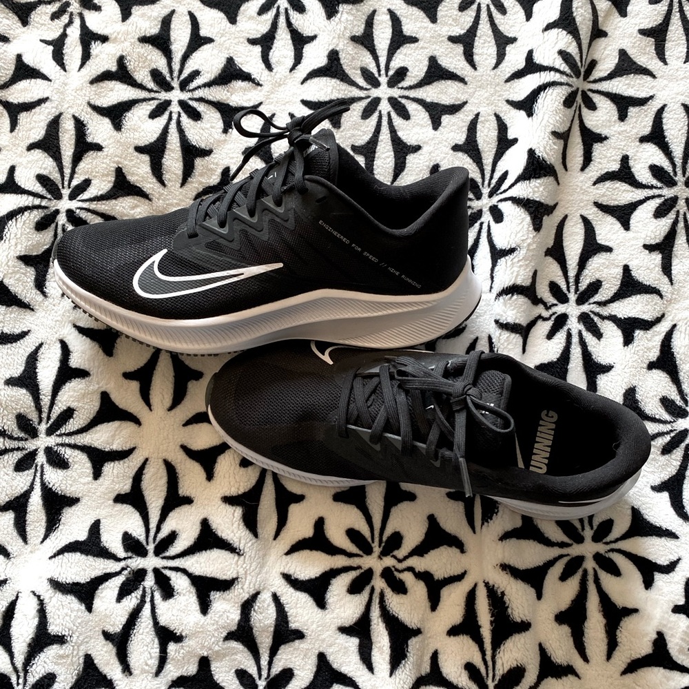 Nike Quest 3 running shoes in black